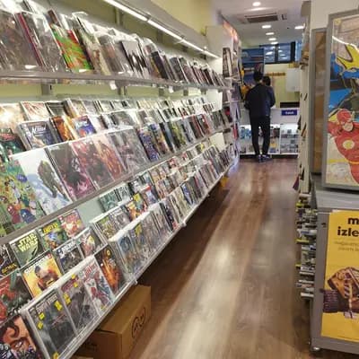 Arkabahçe Kitap & Çizgi Roman'ın raflarında çizgi roman ve manga