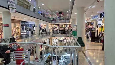 Çarşının üst katlarındaki giyim, ayakkabı ve takı mağazaları