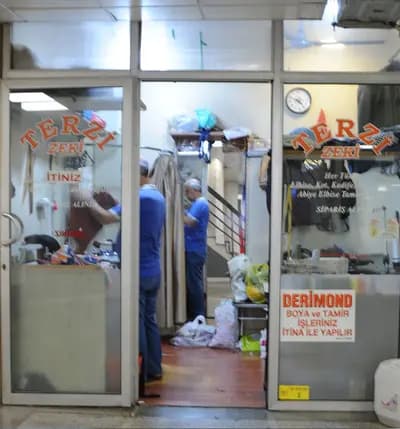 Terzi Zeki'nin dükkânında çalışan iki terzi