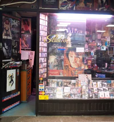 Studio 2000: çarşının kaset ve plak dükkânının vitrini